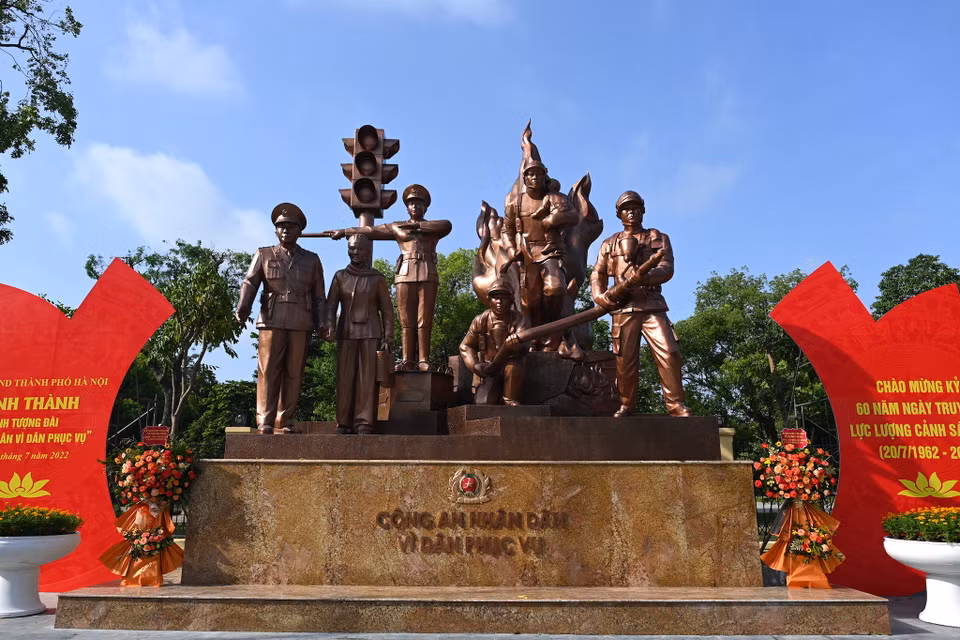 Tượng đài được đặt trên trục phố Trần Nhân Tông vừa đảm bảo tính trang trọng, trang nghiêm vừa gần gũi với người dân thành phố, tạo điều kiện thuận lợi cho tổ chức các hoạt động sinh hoạt chính trị, văn hoá của cán bộ, chiến sĩ công an. (Ảnh: PV/Vietnam+)