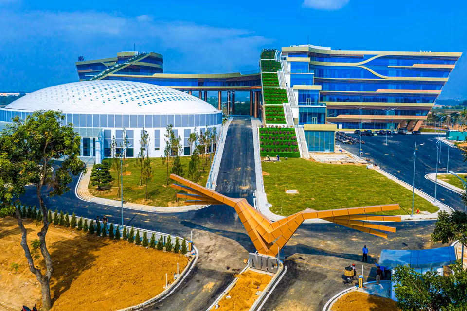 NIC Cơ sở Hòa Lạc hiện lên là một tòa nhà với thiết kế hình cánh chim đại bàng cất cánh, là biểu tượng cho sứ mệnh hiện thực hóa ý tưởng sáng tạo, tạo nên các giá trị đột phá, thúc đẩy doanh nghiệp đổi mới sáng tạo phát triển vươn xa. (Ảnh: Minh Sơn/Vietnam+) Sáng 28/10/2023, Lễ Khánh thành Cơ sở hoạt động mới của Trung tâm Đổi mới sáng tạo Quốc gia (NIC) thuộc Bộ Kế hoạch và Đầu tư kết hợp Khai mạc Triển lãm Quốc tế Đổi mới sáng tạo Việt Nam 2023 (VIIE 2203) đã chính thức diễn ra tại Khu Công nghệ cao Hòa Lạc. Sự kiện do Bộ Kế hoạch và Đầu tư chủ trì, NIC phối hợp với các đối tác uy tín tổ chức, đã ghi dấu mốc quan trọng trong quá trình kiến tạo hệ sinh thái đổi mới sáng tạo Việt Nam. Sự kiện vinh dự được tiếp đón Thủ tướng Chính phủ Phạm Minh Chính, Bí thư Trung ương Đảng, Trưởng Ban Đối ngoại Trung ương Lê Hoài Trung cùng các Ủy viên Ban chấp hành Trung ương Đảng, lãnh đạo các cơ quan trung ương và địa phương, các viện nghiên cứu-trường đại học, các tổ chức quốc tế, các tập đoàn đổi mới sáng tạo tiêu biểu, các quỹ đầu tư trong và ngoài nước cùng các cơ quan thông tấn báo chí. Sau gần 3 năm thi công, cơ sở mới của Trung tâm Đổi mới sáng tạo Quốc gia tại Khu Công nghệ cao Hòa Lạc (NIC cơ sở Hòa Lạc) chính thức được khánh thành. Tổng vốn đầu tư của Trung tâm Đổi mới sáng tạo quốc gia là 750 tỷ đồng, theo hình thức huy động nguồn lực xã hội hóa. Một số hình ảnh tại sự kiện lễ khánh thành: