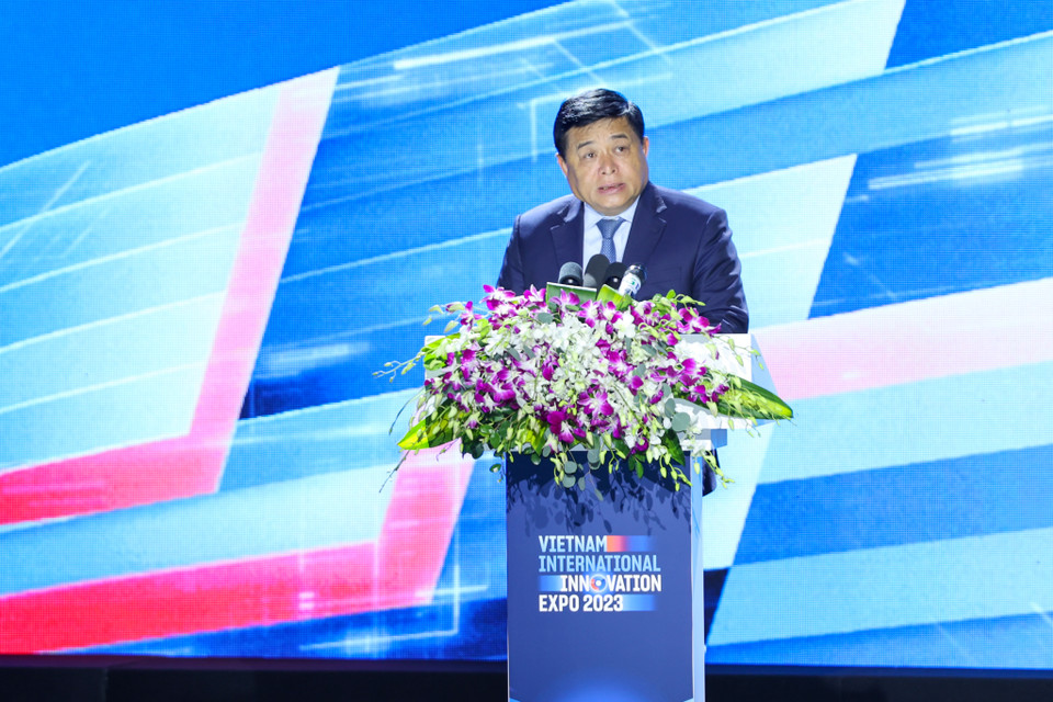 Bộ trưởng Bộ Kế hoạch và Đầu tư Nguyễn Chí Dũng phát biểu tại sự kiện: 'Trong thời gian tới, Bộ Kế hoạch và Đầu tư sẽ tiếp tục phối hợp chặt chẽ với các Bộ, ban, ngành và các cơ quan, tổ chức trong nước và quốc tế để tiếp tục xây dựng và vận hành hiệu quả, thành công Trung tâm Đổi mới sáng tạo Quốc gia, góp phần thúc đẩy các giá trị đổi mới sáng tạo vì một Việt Nam hùng cường và thịnh vượng như mục tiêu, kỳ vọng của Đảng, Chính phủ, Thủ tướng Chính phủ.' (Ảnh: Minh Sơn/Vietnam+)