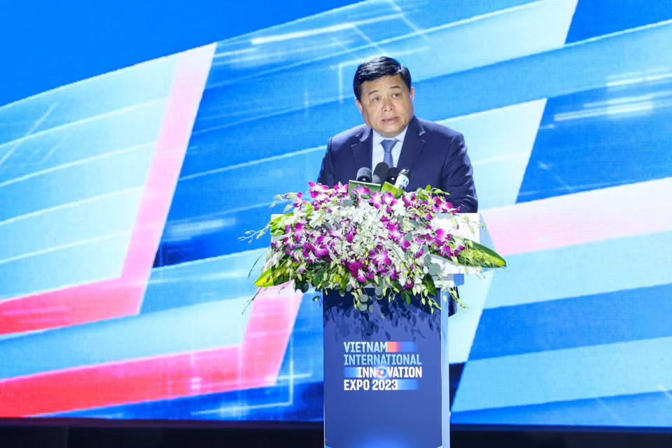 Bộ trưởng Bộ Kế hoạch và Đầu tư Nguyễn Chí Dũng phát biểu tại sự kiện: 'Trong thời gian tới, Bộ Kế hoạch và Đầu tư sẽ tiếp tục phối hợp chặt chẽ với các Bộ, ban, ngành và các cơ quan, tổ chức trong nước và quốc tế để tiếp tục xây dựng và vận hành hiệu quả, thành công Trung tâm Đổi mới sáng tạo Quốc gia, góp phần thúc đẩy các giá trị đổi mới sáng tạo vì một Việt Nam hùng cường và thịnh vượng như mục tiêu, kỳ vọng của Đảng, Chính phủ, Thủ tướng Chính phủ.' (Ảnh: Minh Sơn/Vietnam+)