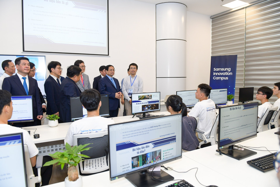 Cùng ngày, phòng lab Samsung Innovation Campus và Trung tâm ươm tạo thiết kế chip chính thức được khánh thành. Phòng lab Samsung Innovation Campus thể hiện cam kết của tập đoàn Hàn Quốc trong việc hỗ trợ tích cực NIC trở thành cái nôi trong việc đào tạo nhân tài công nghệ, dẫn dắt công cuộc đổi mới sáng tạo quốc gia tương lai. (Ảnh: Minh Sơn/Vietnam+)