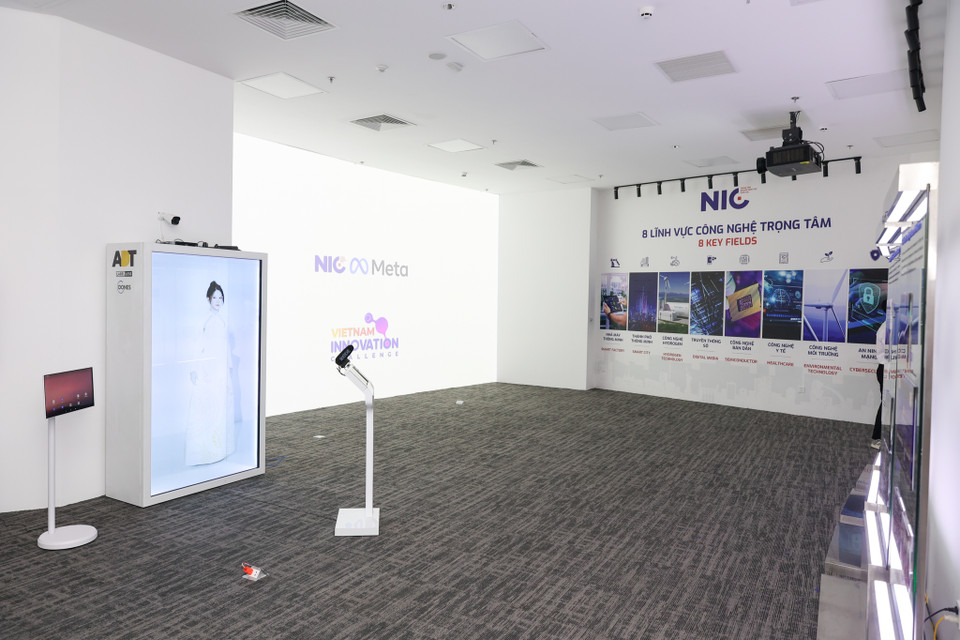 Từ những gian hàng ấn tượng giới thiệu và quảng bá các sản phẩm, giải pháp công nghệ tiên tiến xoay quanh 8 lĩnh vực trọng tâm của NIC bao gồm: nhà máy thông minh, đô thị thông minh, nội dung số, an ninh mạng, công nghiệp bán dẫn, công nghệ môi trường, công nghệ hydrogen và công nghệ y tế. (Ảnh: Minh Sơn/Vietnam+)