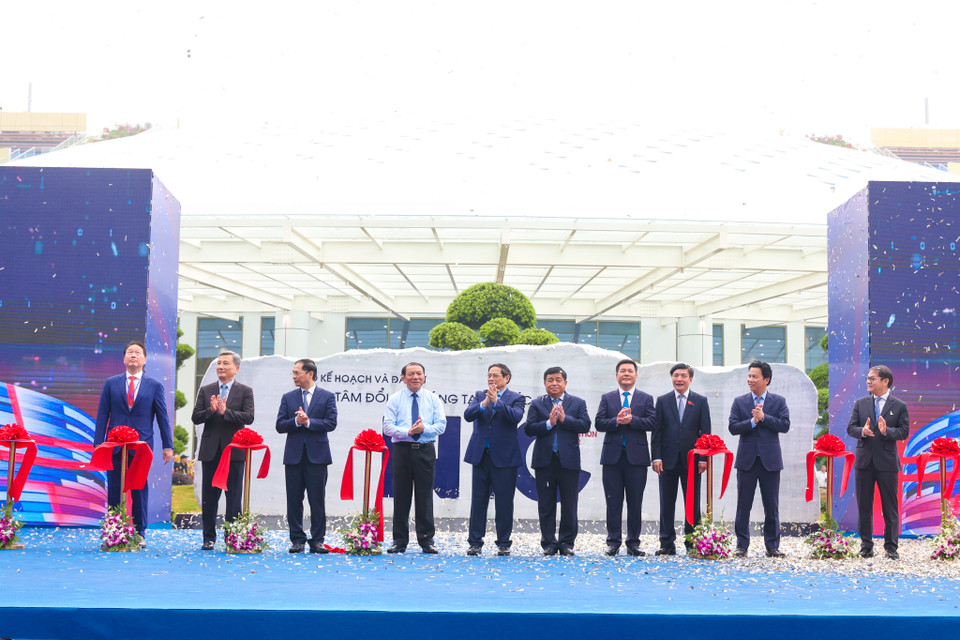 Thủ tướng Phạm Minh Chính; Bí thư Trung ương Đảng, Trưởng Ban Đối ngoại Trung ương Lê Hoài Trung; Bộ trưởng Bộ Kế hoạch và Đầu tư Nguyễn Chí Dũng và một số đại biểu đã thực hiện nghi thức cắt băng Khánh thành NIC Cơ sở Hòa Lạc. (Ảnh: Minh Sơn/Vietnam+)