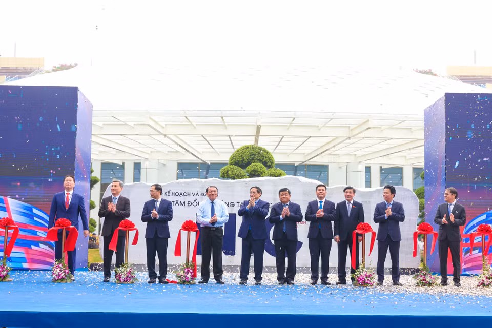 Thủ tướng Phạm Minh Chính; Bí thư Trung ương Đảng, Trưởng Ban Đối ngoại Trung ương Lê Hoài Trung; Bộ trưởng Bộ Kế hoạch và Đầu tư Nguyễn Chí Dũng và một số đại biểu đã thực hiện nghi thức cắt băng Khánh thành NIC Cơ sở Hòa Lạc. (Ảnh: Minh Sơn/Vietnam+)