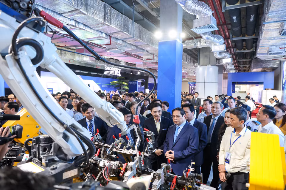 Diễn ra trong 5 ngày, từ 28/10 - 1/11, VIIE 2023 được tổ chức với quy mô mang tầm quốc tế. Với mục tiêu tạo ra một không gian giao lưu, chia sẻ những ý tưởng, sản phẩm đổi mới sáng tạo hàng đầu. Triển lãm sẽ tạo ra sự tương tác và kết nối giữa doanh nghiệp và cộng đồng, khơi nguồn cảm hứng và khám phá năng lực đổi mới sáng tạo, đồng thời mở ra những cơ hội hợp tác tiềm năng. (Ảnh: Minh Sơn/Vietnam+)