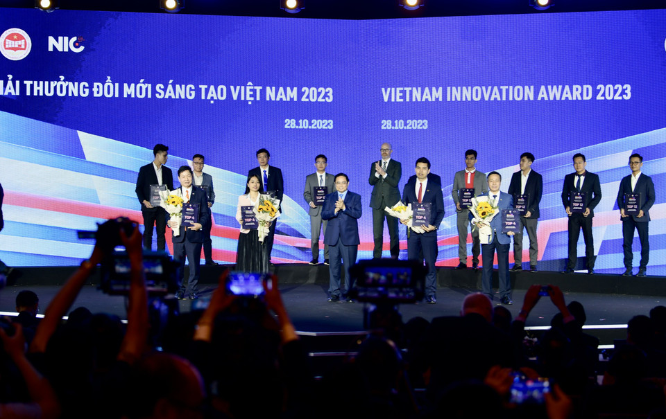 Cũng tại sự kiện khánh thành, Bộ Kế hoạch và Đầu tư đã trao giải thưởng Đổi mới sáng tạo Việt Nam 2023 cho 12 giải pháp tiêu biểu và vinh danh Top 4 giải pháp xuất sắc nhất tham gia chương trình Thách thức Đổi mới sáng tạo Việt Nam (Vietnam Innovation Challenge - VIC). (Ảnh: Minh Sơn/Vietnam+)