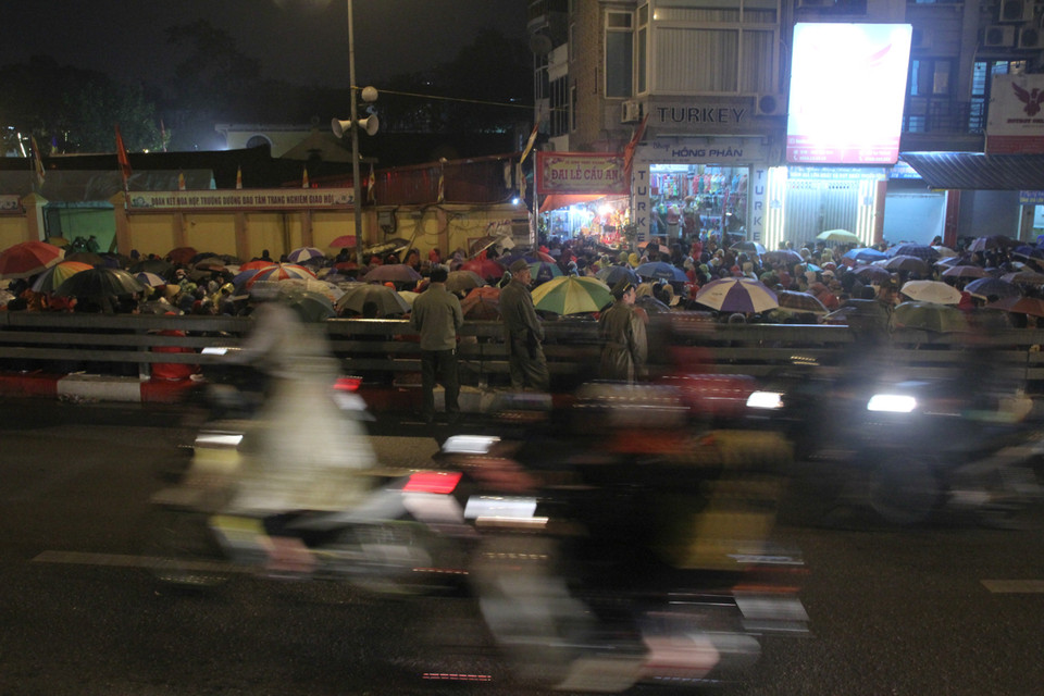 Tuyến đường Tây Sơn rẽ ra Láng tắc cứng nên người tham gia giao thông phải đi lên cầu vượt Ngã Tư Sở. (Ảnh: Minh Sơn/Vietnam+)
