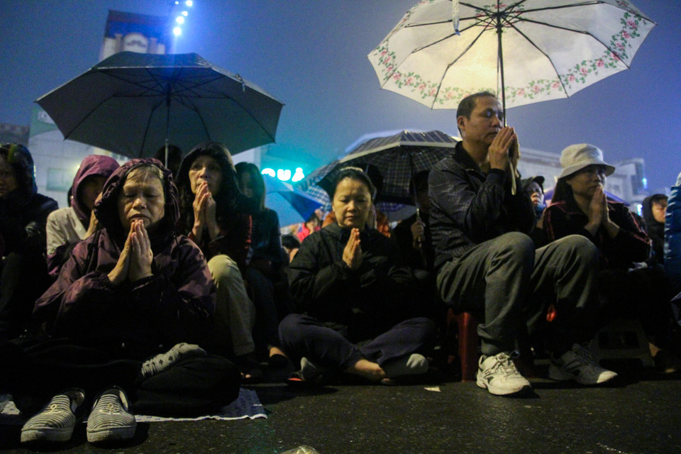 Rất đông người dân chủ yếu đến để cúng sao giải hạn cho năm mới. (Ảnh: Minh Sơn/Vietnam+)