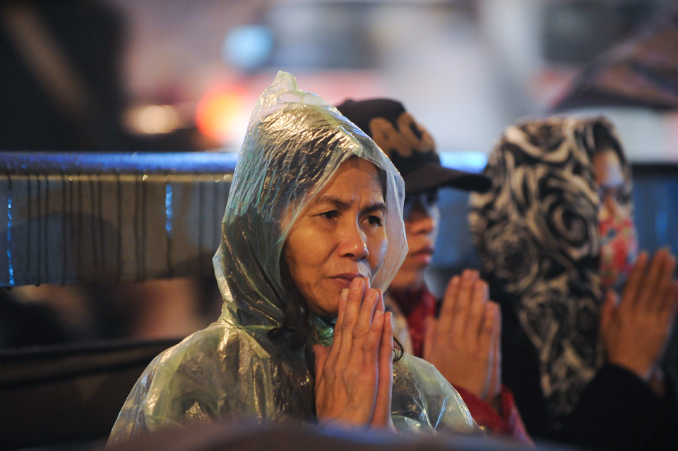 Ngay từ những ngày đầu năm mới, chùa Phúc Khánh, một trong những ngôi chùa cầu danh nổi tiếng của Hà Nội luôn luôn trong tình trạng đông nghẹt người dân đến cúng bái, xin lộc. (Ảnh: Minh Sơn/Vietnam+)