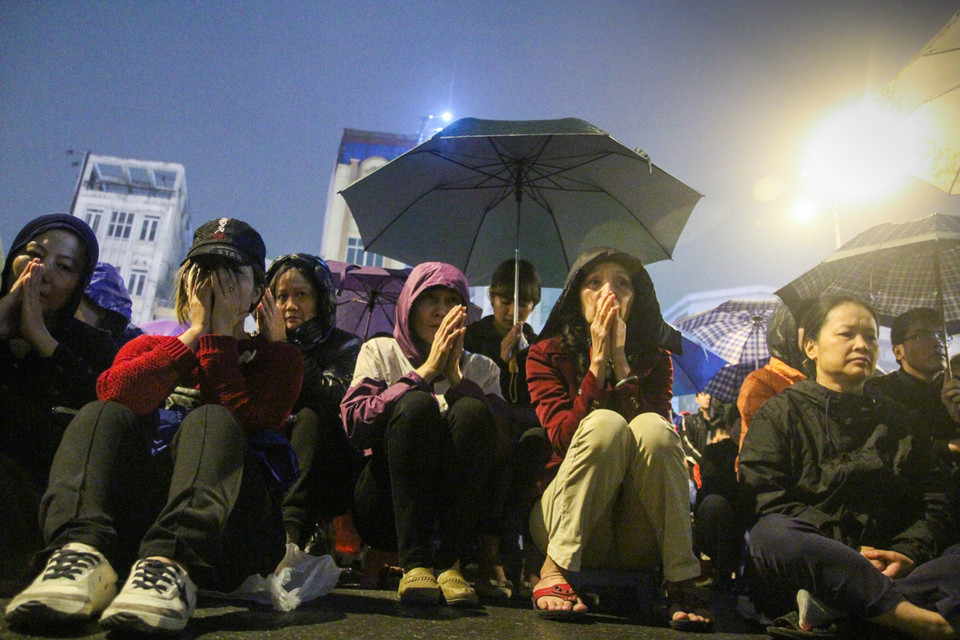 Lễ rằm tháng Giêng là lễ cầu quốc thái dân an, cầu nguyện an lành, khỏe mạnh, no đủ, thịnh vượng và phát triển cho người dân và đất nước. Vì thế, ngày càng đông người đến chùa lễ Phật. (Ảnh: Minh Sơn/Vietnam+)