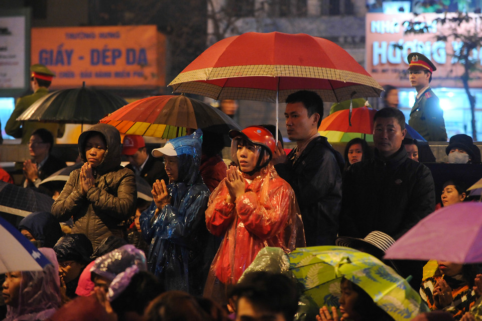 Miệng khấn, tay chắp giải hạn sao xấu với mong muốn một năm bình an, tai qua nạn khỏi. (Ảnh: Minh Sơn/Vietnam+)