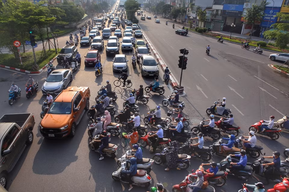 Đường Trường Chinh trở lại tình trạng nườm nượp phương tiện vào đầu giờ đi làm sáng (ảnh chụp lúc 7h42). (Ảnh: Tuấn Đức - TTXVN)