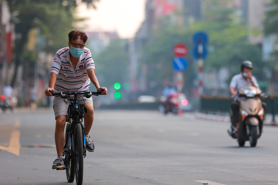 Bên cạnh đó, thành phố cũng yêu cầu không tụ tập từ 10 người trở lên ngoài phạm vi công sở, trường học, bệnh viện; thực hiện khoảng cách tối thiểu 2m giữa người với người tại các địa điểm công cộng.(Ảnh: PV/Vietnam+)