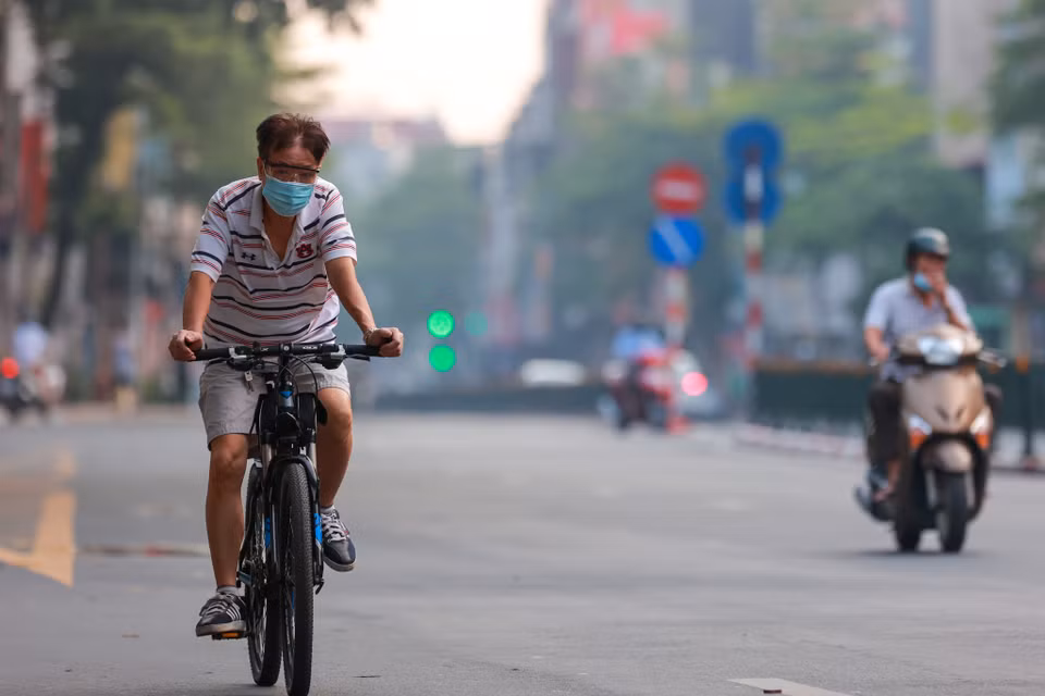Bên cạnh đó, thành phố cũng yêu cầu không tụ tập từ 10 người trở lên ngoài phạm vi công sở, trường học, bệnh viện; thực hiện khoảng cách tối thiểu 2m giữa người với người tại các địa điểm công cộng.(Ảnh: PV/Vietnam+)