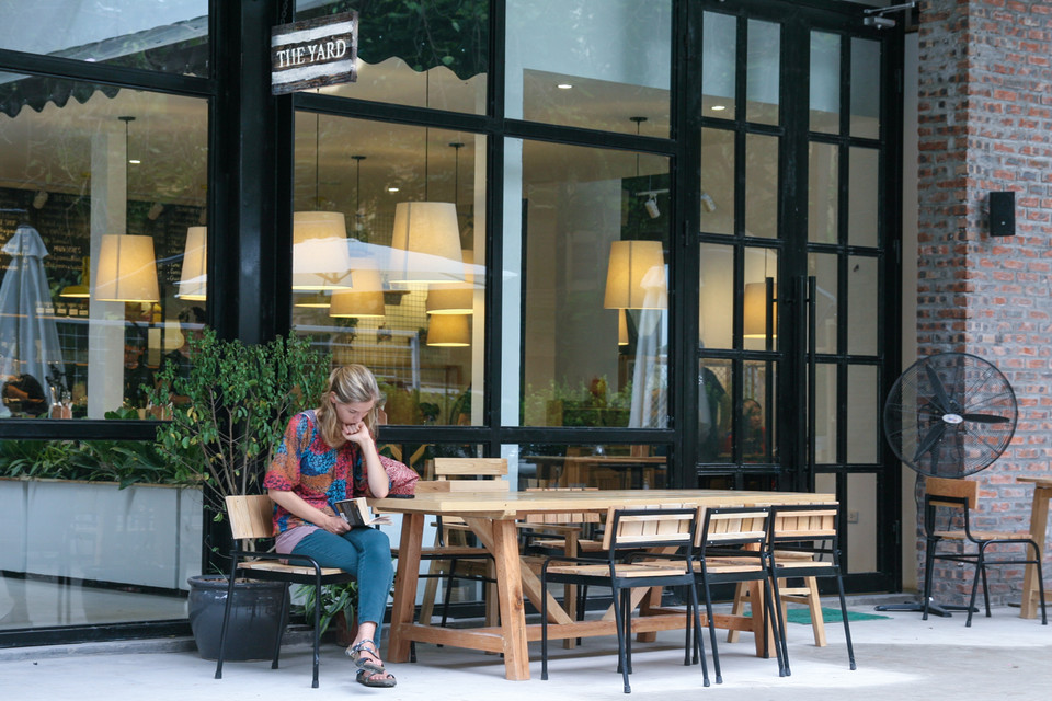 Khu chợ ẩm thực, thời trang này thu hút cả những du khách nước ngoài. (Ảnh: PV/Vietnam+)