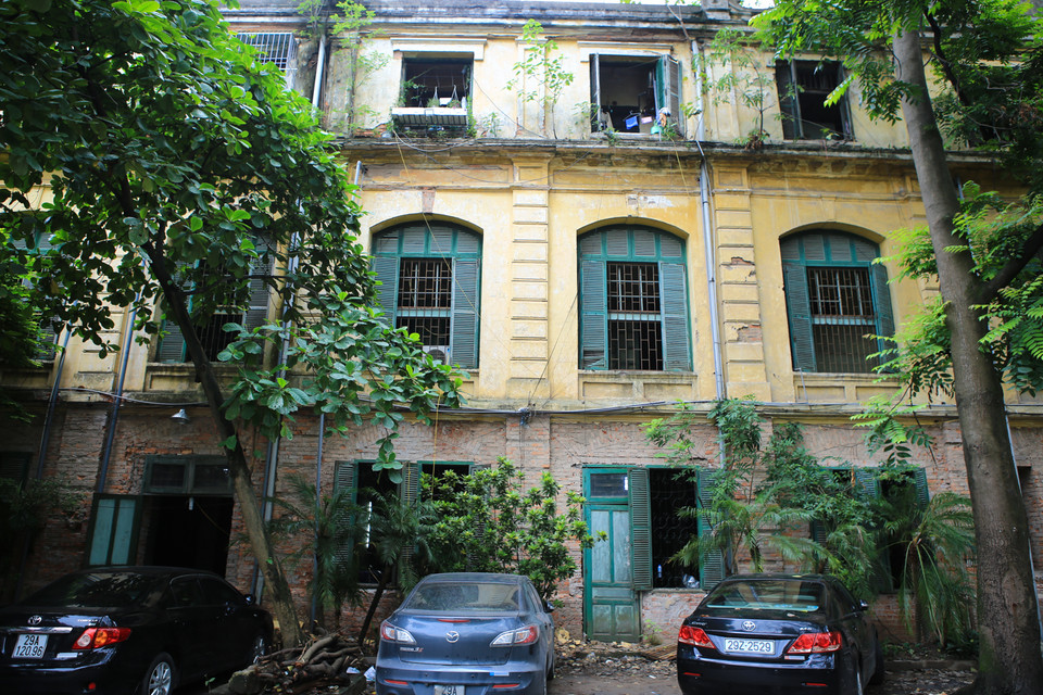 Bên cạnh là khu kiến trúc Pháp cổ. Dự kiến trong tương lai, toàn bộ khu nhà này sẽ được cải tạo lại. (Ảnh: PV/Vietnam+)