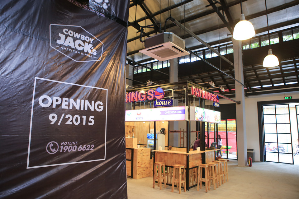 Sắp tới sẽ có khá nhiều gian hàng được mở thêm. (Ảnh: PV/Vietnam+)