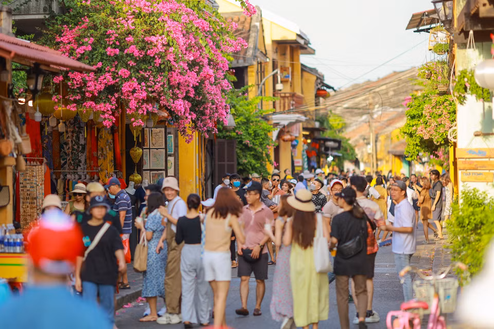 Đó là khu phố diện tích 30ha với những con đường ngắn, hẹp, dọc và xen giữa là những ngôi nhà mái ngói với tuổi đời vài trăm năm. (Ảnh: Minh Sơn/Vietnam+)