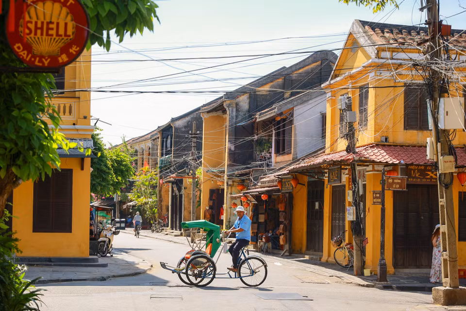 Bởi thế, sự có mặt của nhiều du khách, đặc biệt khi phố cổ về đêm, đã mang lại hy vọng về sự hồi sinh của một trong những vùng đất du lịch hàng đầu miền Trung. (Ảnh: Minh Sơn/Vietnam+)