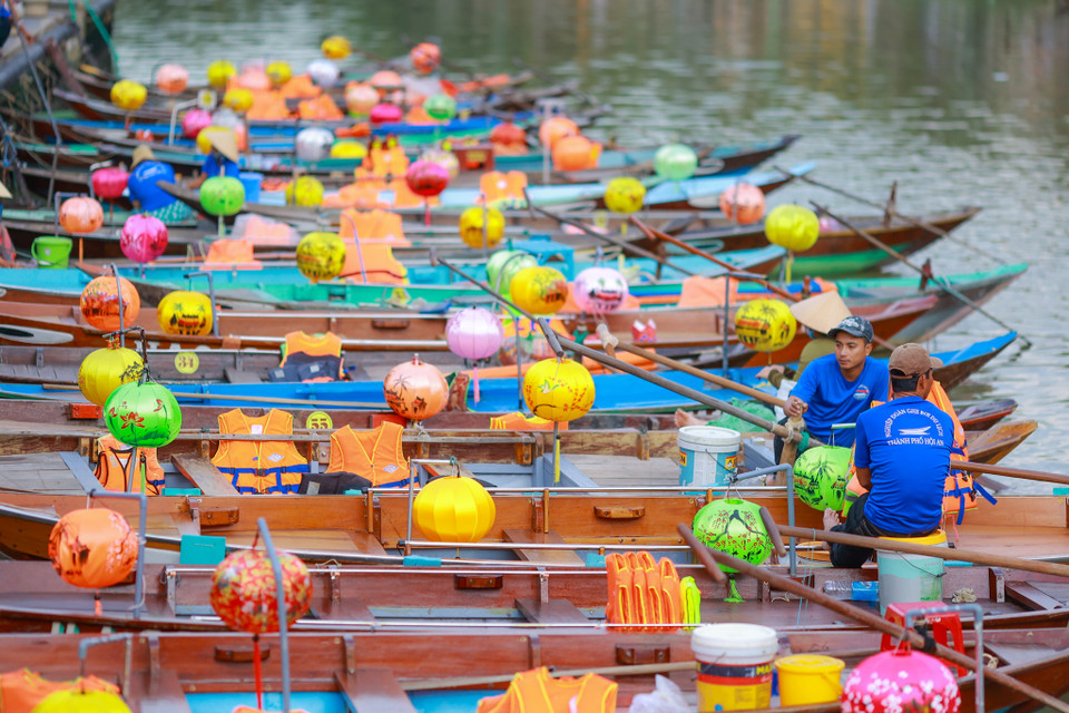 Dịch vụ chở khách du lịch trên sông Hoài cũng nhộn nhịp trở lại. (Ảnh: Minh Sơn/Vietnam+)