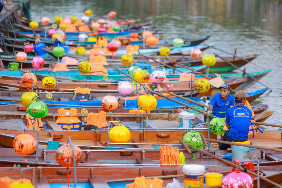 Dịch vụ chở khách du lịch trên sông Hoài cũng nhộn nhịp trở lại. (Ảnh: Minh Sơn/Vietnam+)