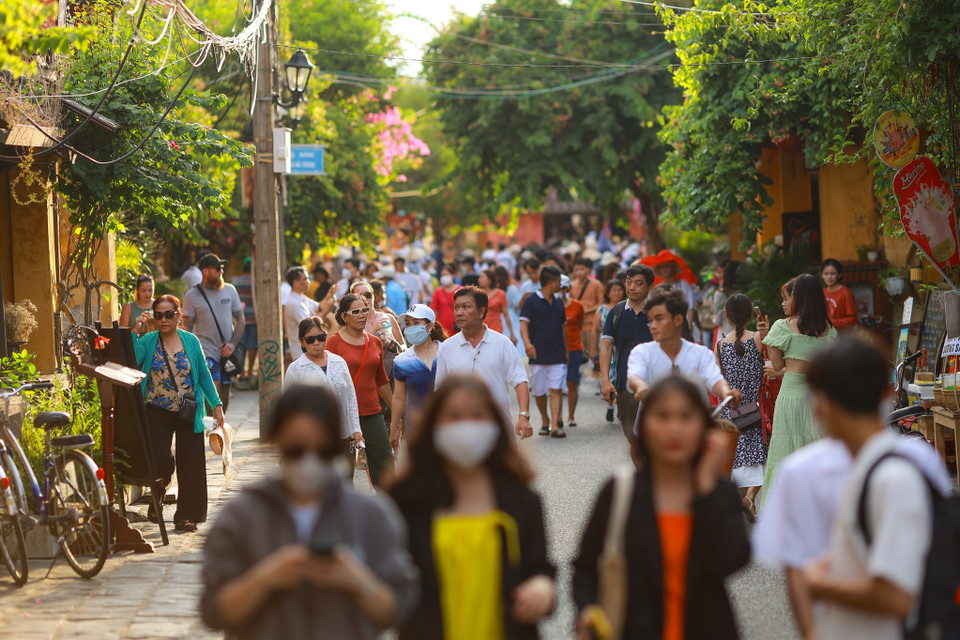 Khác với một số điểm du lịch trong nước, ở phố cổ Hội An không có cảnh ăn xin hay những người bán rong chèo kéo du khách. (Ảnh: Minh Sơn/Vietnam+)