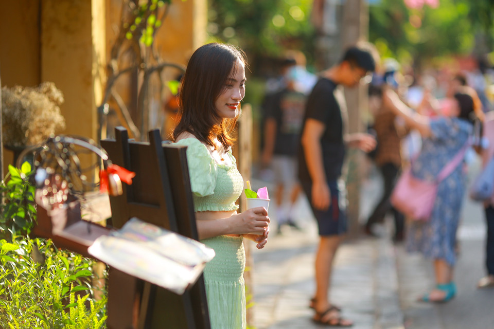 Mỗi ngày có hàng chục ngàn lượt khách du lịch đến với Hội An. (Ảnh: Minh Sơn/Vietnam+)