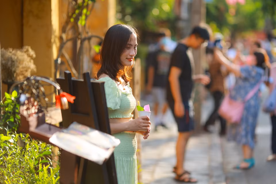 Mỗi ngày có hàng chục ngàn lượt khách du lịch đến với Hội An. (Ảnh: Minh Sơn/Vietnam+)