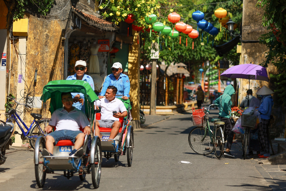 Dạo quanh giữa lòng phố Hội, hình ảnh những chiếc xích lô chở du khách đi ngắm cảnh trong tiếng chuông leng keng thật vui tai. (Ảnh: Minh Sơn/Vietnam+)