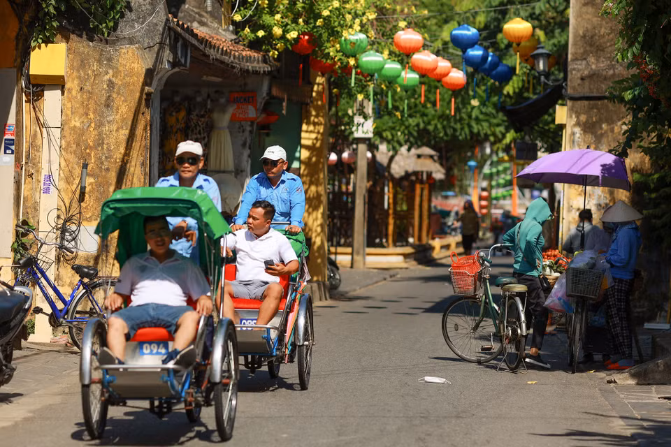 Dạo quanh giữa lòng phố Hội, hình ảnh những chiếc xích lô chở du khách đi ngắm cảnh trong tiếng chuông leng keng thật vui tai. (Ảnh: Minh Sơn/Vietnam+)