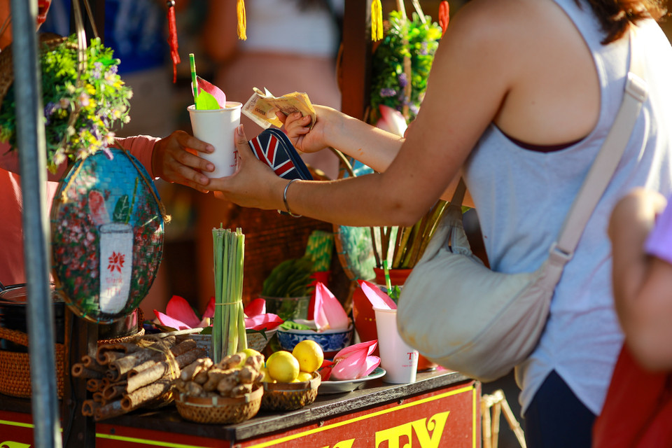 Nét độc đáo của các sản phẩm du lịch ở Hội An là giá trị văn hóa kết hợp hài hòa giữa vật thể và phi vật thể. (Ảnh: Minh Sơn/Vietnam+)