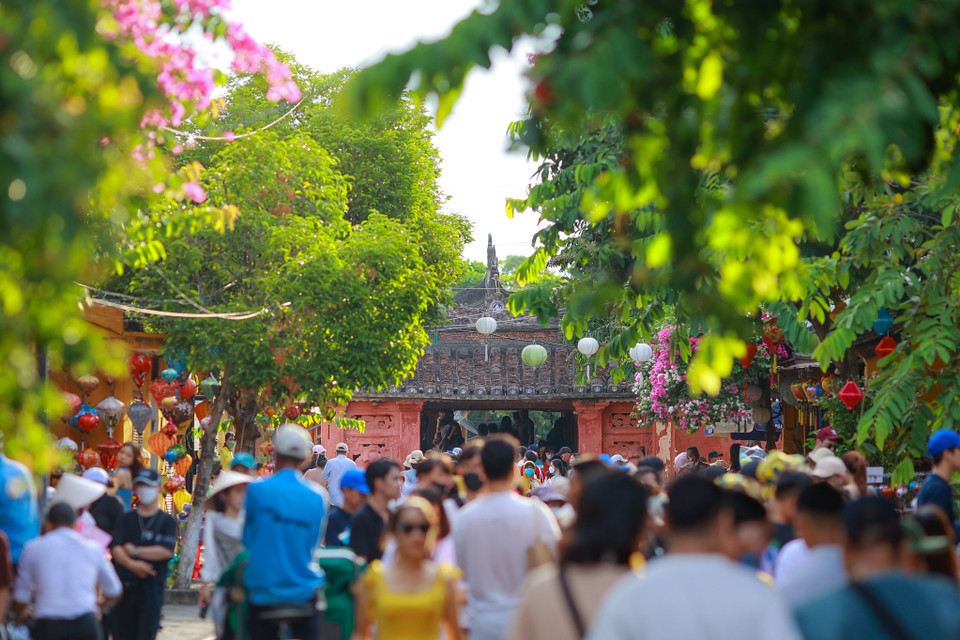 Vẻ hiu quạnh, vắng lặng do ảnh hưởng bởi dịch bệnh như chưa từng hiện diện ở nơi đây, thay vào đó là cảnh phố xá đông vui, nhộn nhịp. (Ảnh: Minh Sơn/Vietnam+)