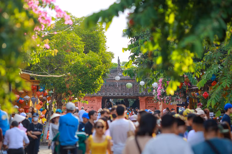 Vẻ hiu quạnh, vắng lặng do ảnh hưởng bởi dịch bệnh như chưa từng hiện diện ở nơi đây, thay vào đó là cảnh phố xá đông vui, nhộn nhịp. (Ảnh: Minh Sơn/Vietnam+)