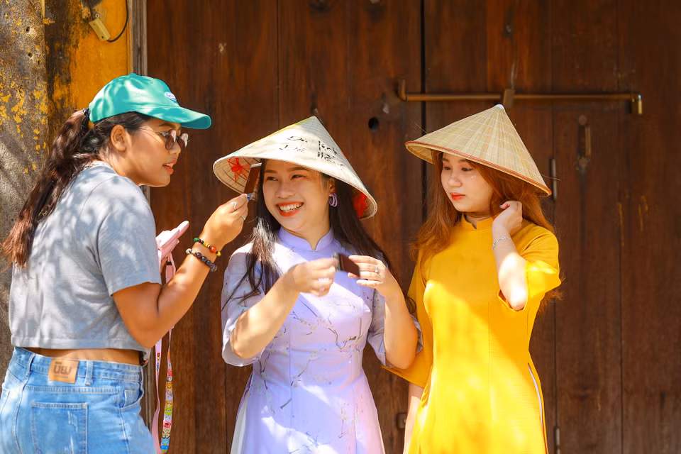 Những đoàn khách trở lại Hội An gần đây sẽ tạo cú hích lớn để ngành du lịch tiếp tục phát triển. (Ảnh: Minh Sơn/Vietnam+)
