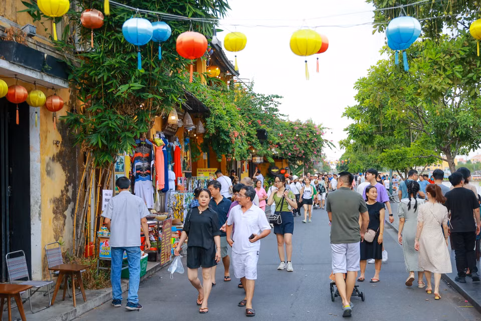Cảnh đông đúc nhộn nhịp diễn ra từ sáng sớm tới đêm khuya. (Ảnh: Minh Sơn/Vietnam+)
