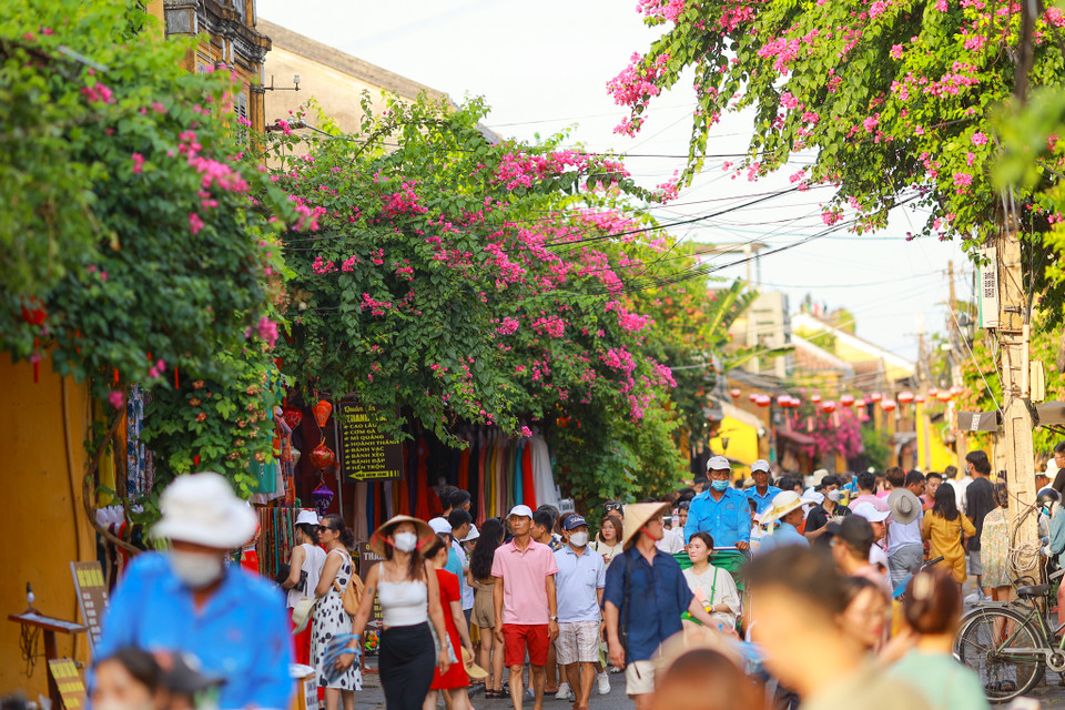Người buôn bán ở Hội An vui mừng vì du khách đã dần quay trở lại. (Ảnh: Minh Sơn/Vietnam+)