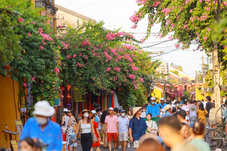 Người buôn bán ở Hội An vui mừng vì du khách đã dần quay trở lại. (Ảnh: Minh Sơn/Vietnam+)