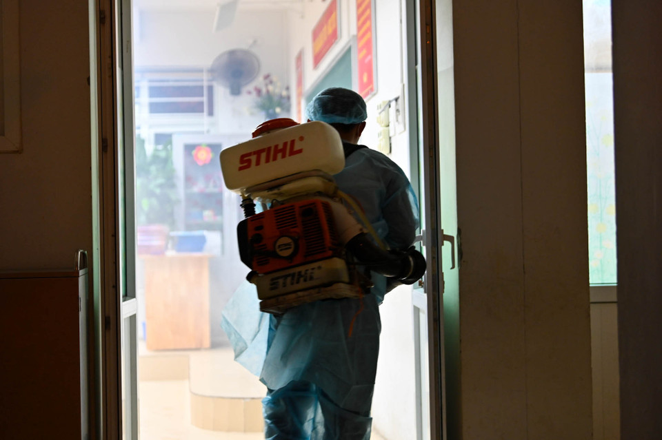 Trong những ngày sắp tới, các trường học trên địa bàn Hà Nội sẽ tiến hành phun thuốc khử trùng nhằm ngăn chặn dịch bệnh (Ảnh: Minh Sơn/Vietnam+)