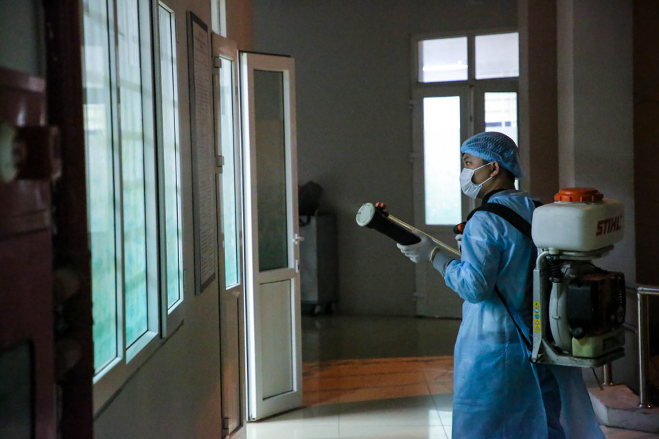 Cô Mai Thị Kim Dung chia sẻ ngay trong sáng 31/1, các học sinh đến lớp đã được đeo khẩu trang, những em nào không có sẽ được các giáo viên phụ trách chuẩn bị. (Ảnh: Minh Sơn/Vietnam+)