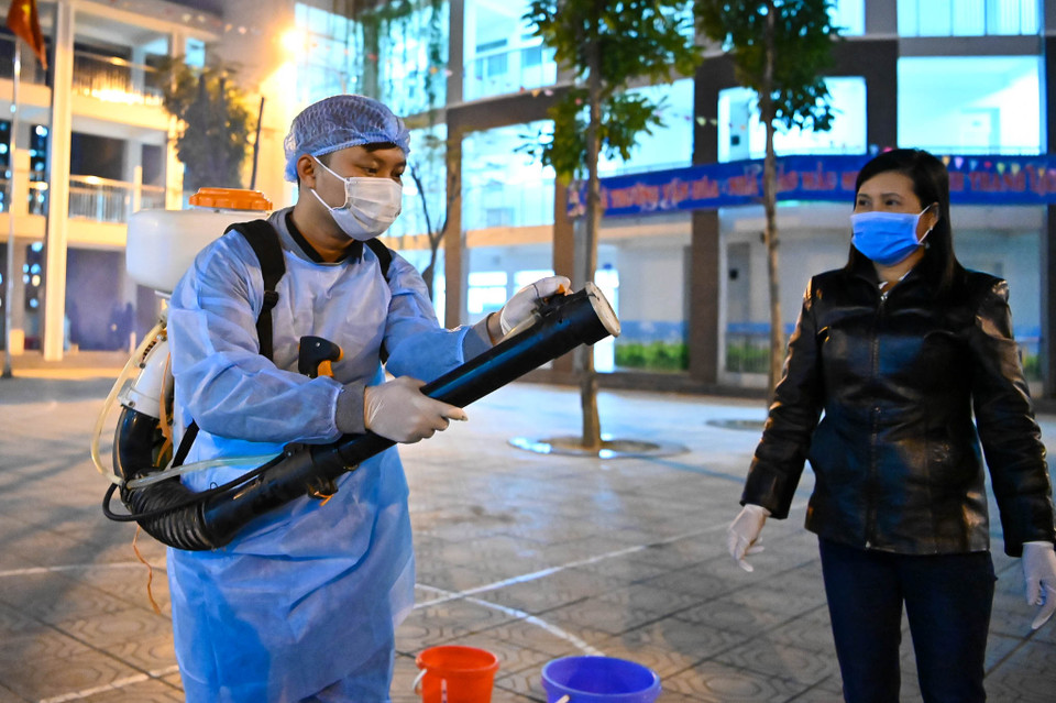 Hai cán bộ tham gia khử trùng tại trường cho biết, trong đợt này sử dụng hóa chất Cloramin B 25% có tác dụng diệt khuẩn trong nước, khử khuẩn trên bề mặt. (Ảnh: Minh Sơn/Vietnam+)