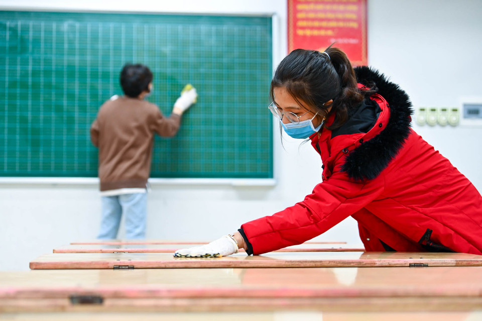 Các cán bộ nhân viên trong nhà trường cũng được quán triệt công tác phòng, đảm bảo vệ sinh khu vực học tập, sinh hoạt. (Ảnh: Minh Sơn/Vietnam+)