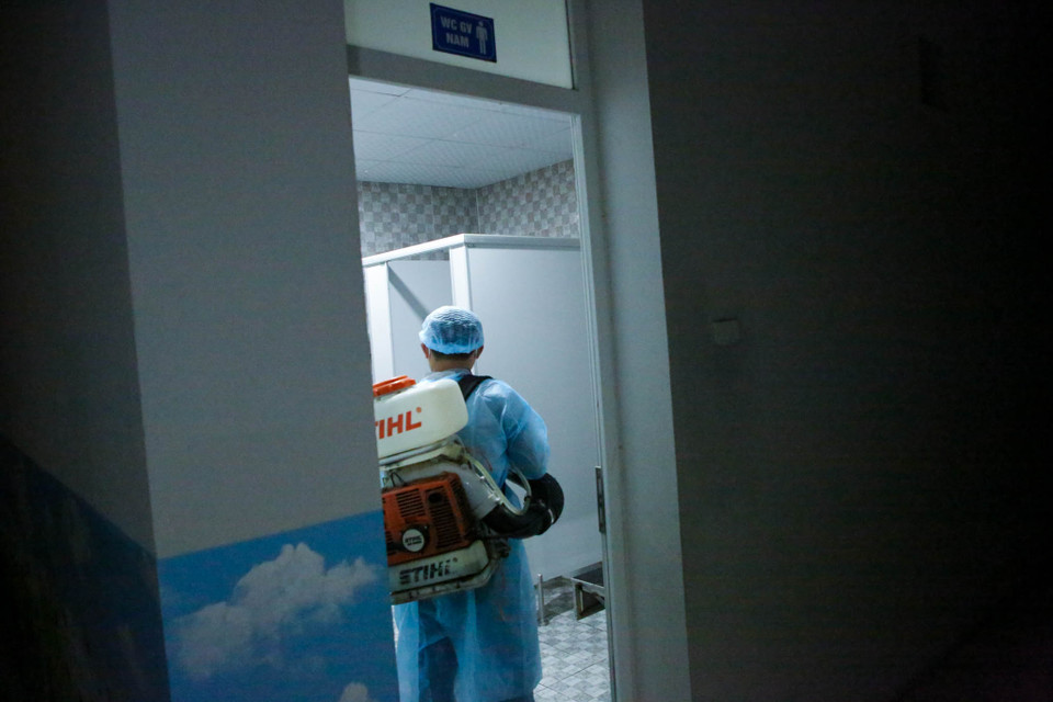 Khu vực vệ sinh được nhà trường đặc biệt chú trọng đảm bảo vì đây là môi trường ẩm mốc, vi khuẩn, virus dễ phát triển, tích tụ. (Ảnh: Minh Sơn/Vietnam+)