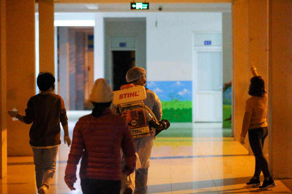 Giám đốc Sở Giáo dục và Đào tạo Hà Nội Chử Xuân Dũng nhấn mạnh: 'Thời gian diễn biến của bệnh có thể còn kéo dài nên công tác phòng, chống bệnh trong trường học cần phải được thực hiện thường xuyên, liên tục, kiên trì và tuyệt đối không được chủ quan.' (Ảnh: Minh Sơn/Vietnam+)