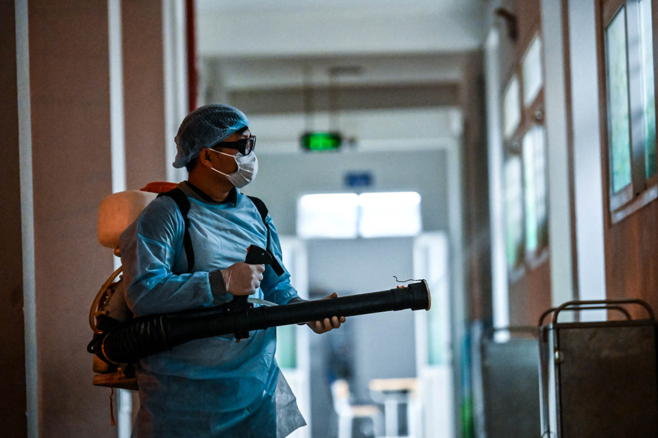 Nhà trường sẽ tiến hành phun thuốc khử trùng tại 35 lớp học trong khuôn viên rộng hơn 12.000 m2. (Ảnh: Minh Sơn/Vietnam+)