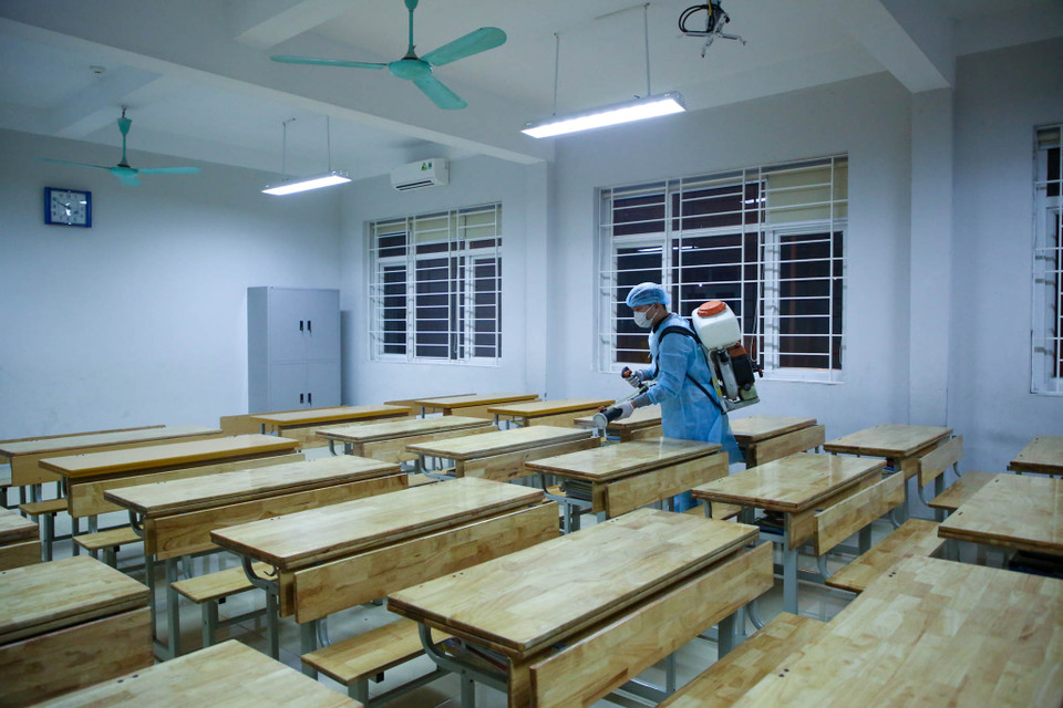 Đây cũng là trường học đầu tiên tiến hành phun thuốc khử trùng toàn bộ khuôn viên. (Ảnh: Minh Sơn/Vietnam+)