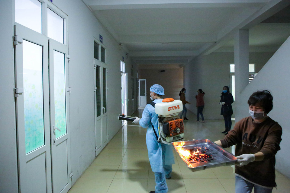 Nhà trường cũng đã cho mua bồ kết về đốt tại các phòng vệ sinh. (Ảnh: Minh Sơn/Vietnam+)