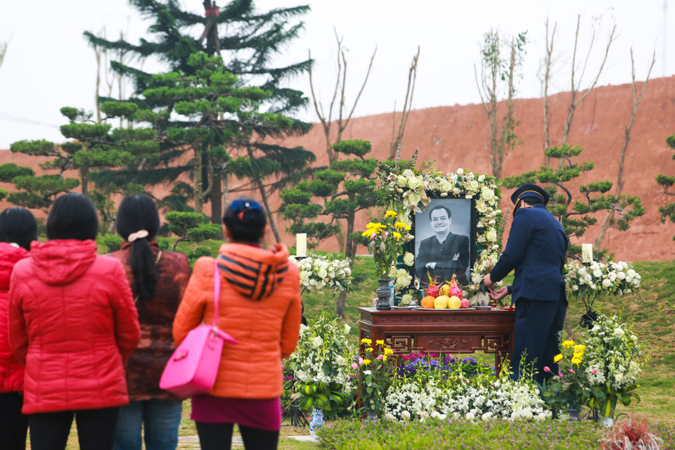 Theo nguyện vọng, nhạc sĩ Thanh Tùng được đưa về nơi yên nghỉ tại một ngọn đồi nằm trong khuôn viên của Công viên Thiên Đức (huyện Phù Ninh, tỉnh Phú Thọ). (Ảnh: My Nguyễn/Vietnam+)