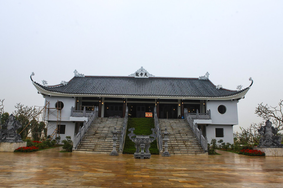 Ông Nguyễn Thanh Bách - Chủ tịch Hội đồng quản trị Công ty Bách Việt cho biết, ông sẽ tổ chức riêng một khu chỉ dành cho các nghệ sĩ để mọi người có thể dễ dàng đến thăm cũng như trồng hoa thể hiện tình cảm đối với những nghệ sĩ mà mình yêu mến. (Ảnh: My Nguyễn/Vietnam+)