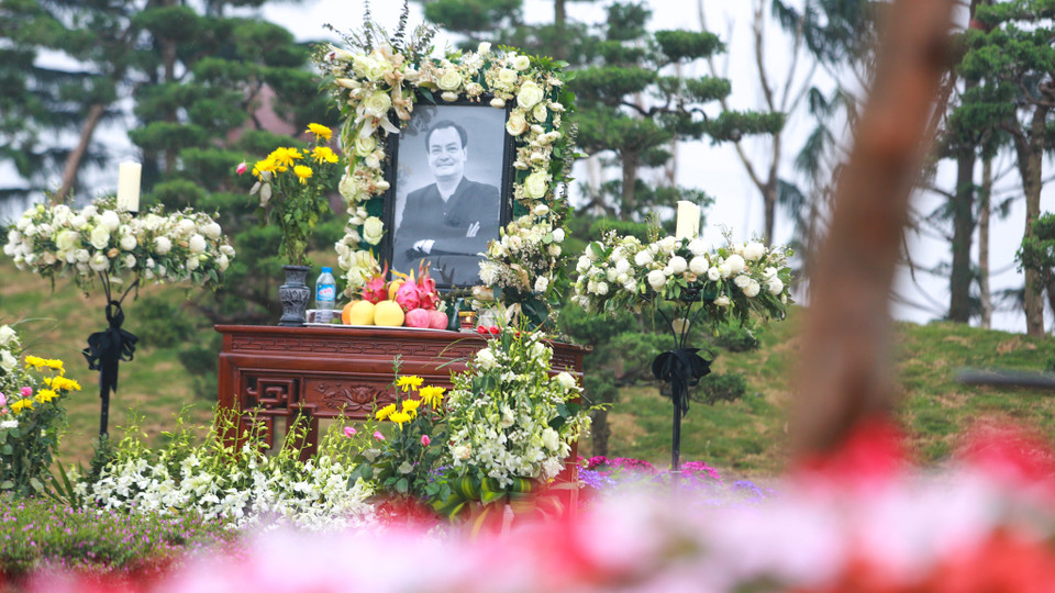 Nơi an nghỉ của hai cố nhạc sĩ Thanh Tùng và Trần Lập được phủ nhiều hoa và trồng hoa ban, hoa tím, những loại cây gắn liền với tên tuổi của 2 người. (Ảnh: My Nguyễn/Vietnam+)