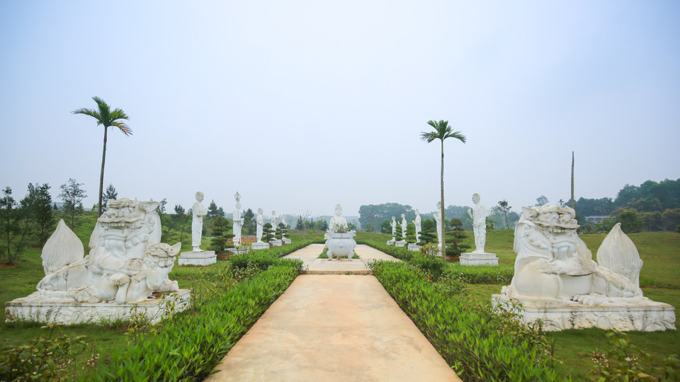 Nơi nhạc sỹ Thanh Tùng yên nghỉ được trồng rất nhiều cây xanh, các loài hoa mà lúc sinh thời ông thích. Bên trái của khu mộ sẽ trồng 68 cây tùng, tượng trưng cho số tuổi của ông(Ảnh: My Nguyễn/Vietnam+)